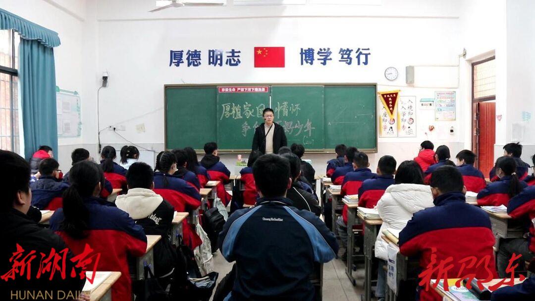 “湖南好人”甘卫建:甘做花蕾守护人_邵阳头条网